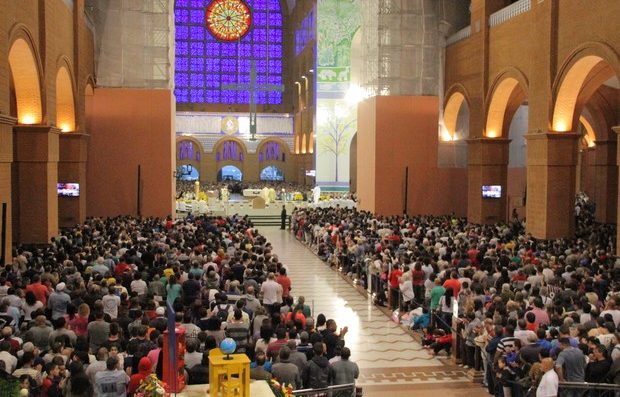 Santuário Nacional recebe devotos de Nossa Senhora em Aparecida, SP