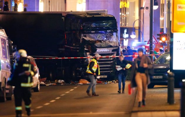 Caminhão invade feira de Natal em Berlim e deixa mortos e feridos 