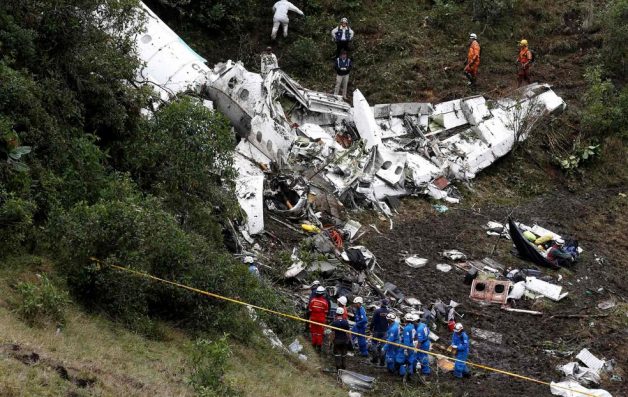 Avião da Chapecoense viajou com pouco combustível e excesso de peso, dizem investigadores