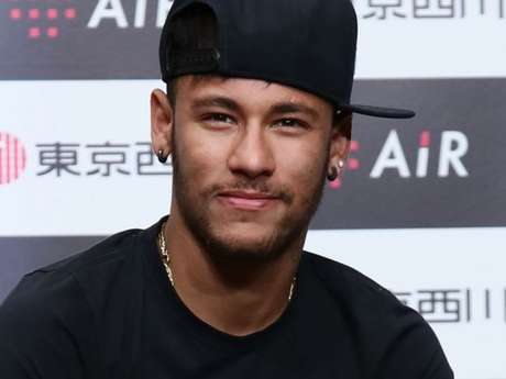 Neymar está disposto a trocar Barça pelo futebol inglês, diz jornal
